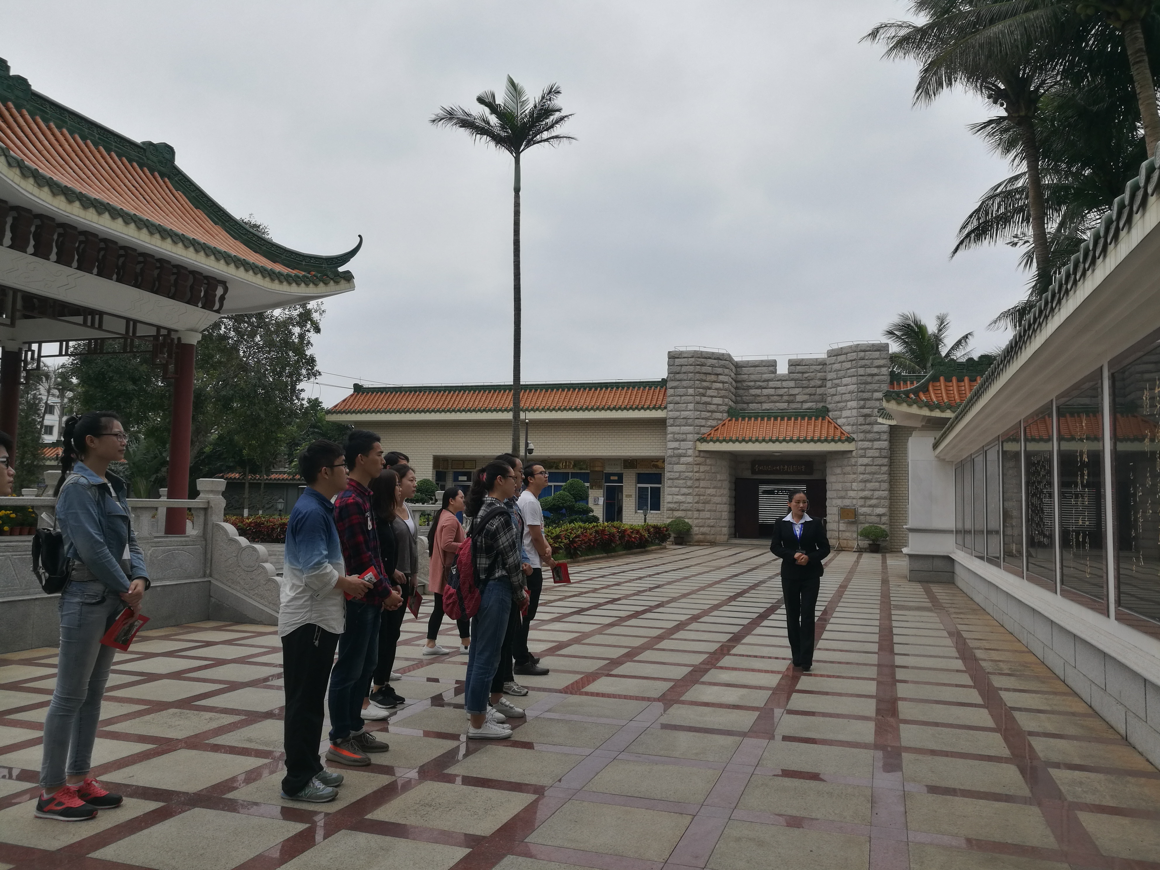 青年之声“缅怀革命先烈,弘扬烈士遗志”—学生党员清明节烈士纪念亭扫墓活动