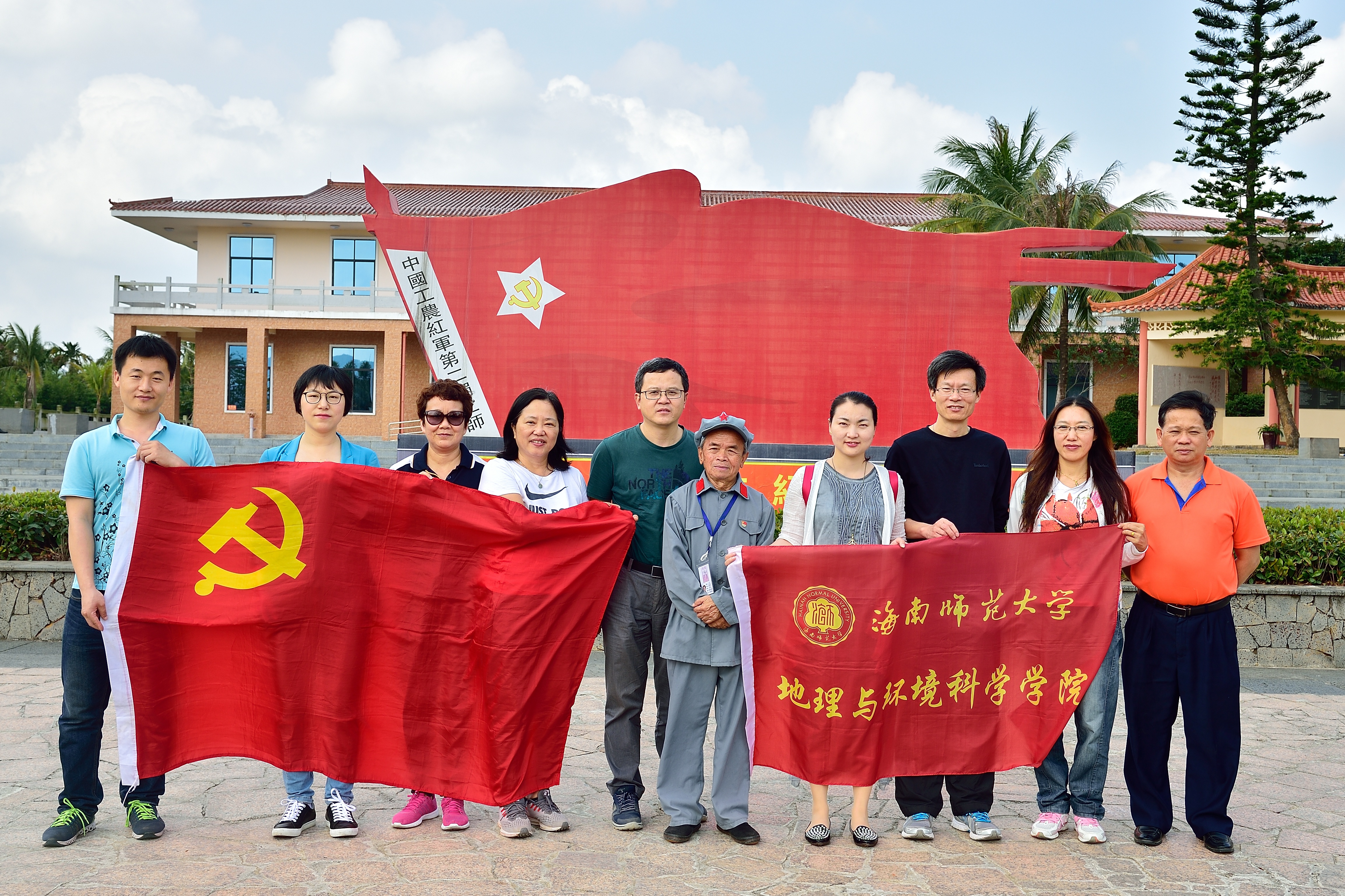 学院师生党员清明祭英烈